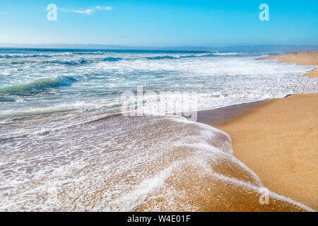 Idyllischen tropischen Sandstrand, blaue Wellen brechen Am Ufer. Stockfoto
