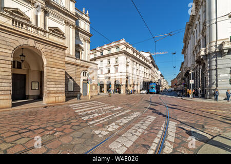 Straße im Zentrum von Mailand - Stadt im Norden von Italien, zweite - bevölkerungsreichste Stadt nach Rom es als einer von vier Modemetropolen der Welt bekannt. Stockfoto