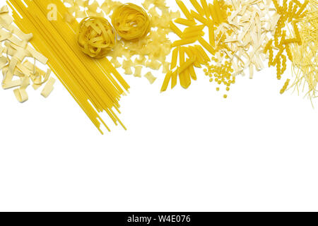 Verschiedene Arten von italienischen Pasta sind in der Form von einem Rahmen festgelegt. Isolierte Bild. Stockfoto