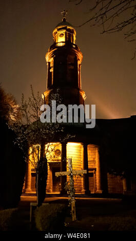 St Mary's Church, Banbury, Oxfordshire in der Nacht, und das zeigen die beleuchtete Pfefferstreuer Tower und den Ostern Kreuz im Vordergrund. Stockfoto