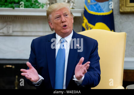 Washington, DC, USA. 22. Juli, 2019. US-Präsident Donald J. Trumpf liefert Erläuterungen zu den Mitgliedern der Medien, während eines Treffens mit dem Premierminister von Pakistan Imran Khan (unsichtbar) im Oval Office des Weißen Hauses in Washington, DC, USA, 22. Juli 2019. Die beiden Politiker erörterten regionale Sicherheitsprobleme und wirtschaftliche Unterstützung. Credit: Michael Reynolds/Pool über CNP | Verwendung der weltweiten Kredit: dpa/Alamy leben Nachrichten Stockfoto