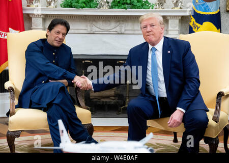 Washington, DC, USA. 22. Juli, 2019. US-Präsident Donald J. Trumpf (R) und Premierminister von Pakistan Imran Khan (L) Hände schütteln bei ihrem Treffen im Oval Office des Weißen Hauses in Washington, DC, USA, 22. Juli 2019. Die beiden Politiker erörterten regionale Sicherheitsprobleme und wirtschaftliche Unterstützung. Credit: Michael Reynolds/Pool über CNP | Verwendung der weltweiten Kredit: dpa/Alamy leben Nachrichten Stockfoto