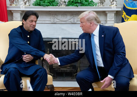 Washington, DC, USA. 22. Juli, 2019. US-Präsident Donald J. Trumpf (R) und Premierminister von Pakistan Imran Khan (L) Hände schütteln bei ihrem Treffen im Oval Office des Weißen Hauses in Washington, DC, USA, 22. Juli 2019. Die beiden Politiker erörterten regionale Sicherheitsprobleme und wirtschaftliche Unterstützung. Credit: Michael Reynolds/Pool über CNP | Verwendung der weltweiten Kredit: dpa/Alamy leben Nachrichten Stockfoto