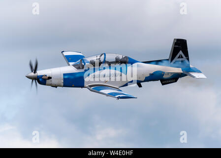 Hellenic Air Force Beechcraft T-6A Texan II der Daedalus-Geschwader fliegt auf der Royal International Air Tattoo Airshow, RAF Fairford, Großbritannien. Griechisch Stockfoto