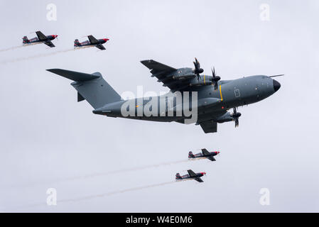 Airbus A400M Atlas mit dem Blades Display Team auf der Royal International Air Tattoo Airshow, RAF Fairford, Großbritannien. Einzigartige Formation Stockfoto