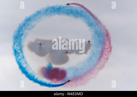 Royal Air Force RAF Red Arrows zeigen ein Team, das die Tornado-Formation auf der Royal International Air Tattoo Airshow, RAF Fairford, Großbritannien, fliegt. Stockfoto