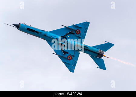 Die rumänische Luftwaffe MiG-21 Lancer C Jet Kampfflugzeug fliegt auf der Royal International Air Tattoo Airshow, RAF Fairford, Großbritannien. Russischer Vintage-Look Stockfoto