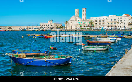 Molfetta Waterfront mit der Kathedrale. Provinz Bari, Apulien (Puglia), Süditalien. Stockfoto