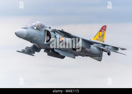 Spanische Navy EAV-8B Harrier II Jump Jet Flugzeug auf der Royal International Air Tattoo Airshow, RAF Fairford, Großbritannien. Fliegen Stockfoto