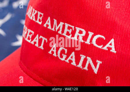 Makroaufnahme Red Trump MAGA Mütze mit Fokus auf „Make“. Metapher Maga Hats, Trump-Anhänger, Trump-Präsidentschaft 2024 US-Wahlen, Trump America First Stockfoto