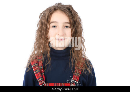 Portrait von adorable lächelnd Schulmädchen mit Haaren steht auf einem weißen Hintergrund. Hochauflösendes Foto. Volle Tiefenschärfe. Stockfoto