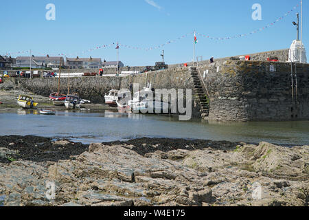 Kleine Boote im Hafen von Cemaes Bay, Anglesey, North Wales, UK Stockfoto