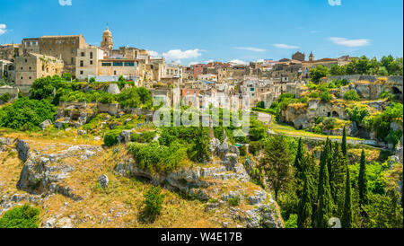 Gravina in Puglia an einem sonnigen Sommertag, Provinz Bari, Apulien, Süditalien. Stockfoto