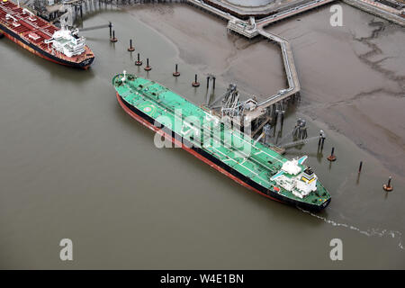 Luftaufnahme der Boote am Shell Tranmere Oil Terminal Jetty, Birkenhead, Merseyside Stockfoto