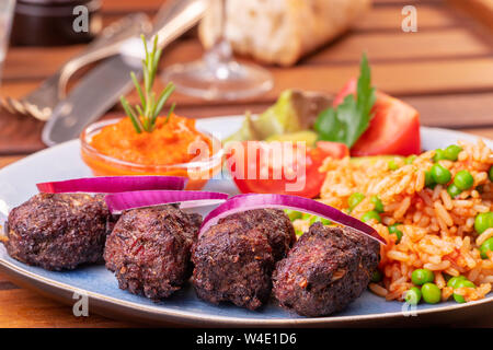 Nahaufnahme von cevapcici mit Djuvec Reis Stockfoto