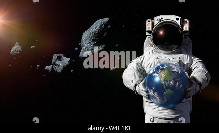 Astronaut Schutz des Planeten Erde von Asteroiden mit Nord-, Mittel- und Südamerika Stockfoto