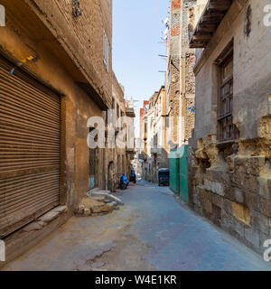 Alter Häuser mit zerbröckelnden Wänden auf schmalen verlassenen Straße an einem sonnigen Tag in der Altstadt von Kairo, Ägypten Stockfoto