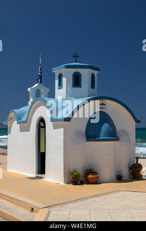 Malerische Agia Marina Kirche. Eine kleine traditionelle griechische Kirche in Analipsi, Kreta, Griechenland Stockfoto