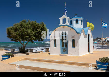 Malerische Agia Marina Kirche, Eine kleine traditionelle griechische Kirche in Analipsi, Kreta, Griechenland Stockfoto