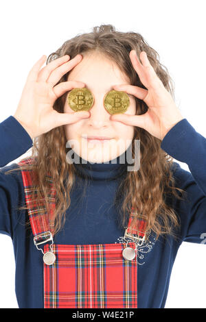 Glückliches Mädchen mit langen lockigen Haar hält das Auge anstatt zwei silberne cryptocurrency Bitcoin in Händen auf weißem Hintergrund. Hochauflösendes Foto. Volle dept Stockfoto