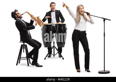 Volle Länge geschossen von Sängerin, Mann spielt conga Drums und Mann mit einem sax auf weißem Hintergrund Stockfoto