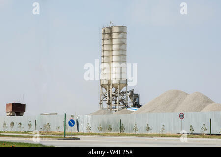 Industrielle Zement Verarbeitungsbetrieb. Zementwerk Maschinen auf einem klaren blauen Tag Stockfoto