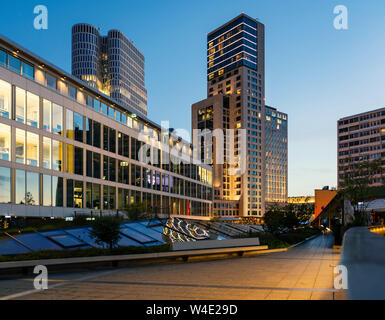 Shopping mall Bikini Berlin und Wolkenkratzer in den Sonnenuntergang. Stockfoto