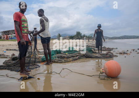 Fischer am Lumley Beach, Freetown, Sierra Leone im Jahr 2014 Stockfoto