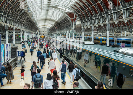 GWR Zug am Bahnsteig Stockfoto