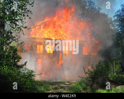 Brennenden Haus. Grosse hölzerne Gebäude komplett durch Feuer zerstört Stockfoto