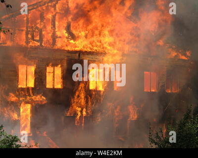 Brennenden Haus. Grosse hölzerne Gebäude komplett durch Feuer zerstört Stockfoto
