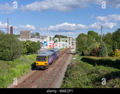 Arriva Northern Rail Class 144 pacer Zug bei bentham an der "kleinen North Western Railway Line Stockfoto