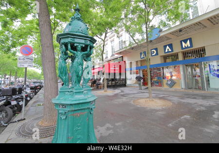 Öffentliche Trinkwasser Brunnen in Paris Frankreich Stockfoto