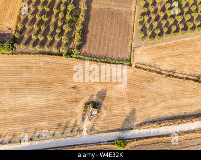 Luftaufnahme von einem ländlichen Gebiet am Morgen den Schuß in einem Feld im südlichen Sizilien, Italien genommen wird Stockfoto