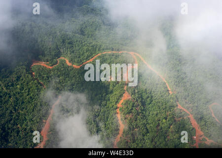 Luftaufnahme von Forststraßen durch primären Regenwald abgeholzt wird für Palmölplantage auf Guadalcanal, Solomon Islands South Pacific Stockfoto