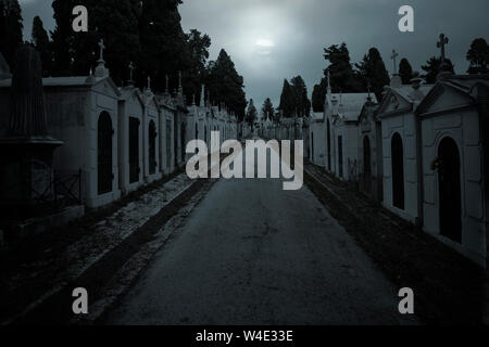 Alte europäische Friedhof Straße in ein bewölkter Vollmondnacht Stockfoto