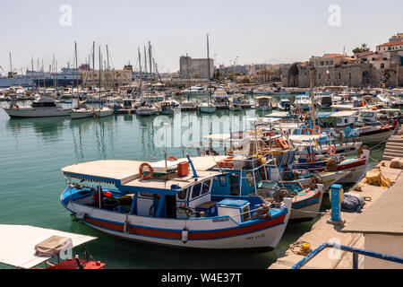 Fischerboote und Yachten im alten venezianischen Hafen von Heraklion, Kreta, Griechenland Stockfoto