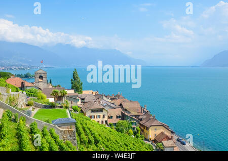 Malerische Dorf St. Saphorin im Lavaux Wein Region, Schweiz. Terrassierten Weinbergen an den Hängen von schönen Genfer See, in Französisch Lac Leman. Reiseziele. Stockfoto