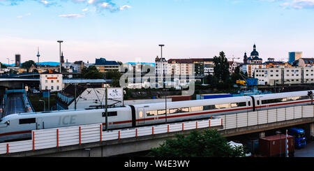 Mannheim, Deutschland: Skyline mit Eis vorbei vor Stockfoto