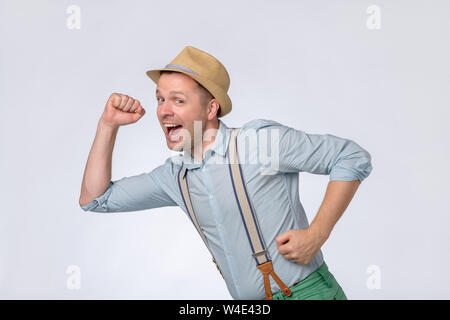 Attraktiven jungen Mann im Sommer hat schnell läuft. Er erhielt eine gute Nachricht. Stockfoto