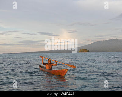 Insel und die lokalen Fischer in gegraben aus Kanu in neuen Georgia Gruppe, Western Province, Solomon Inseln, Südpazifik Stockfoto