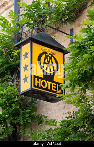Altes, altes AA-Hotelschild vor dem Bell Inn Stockfoto