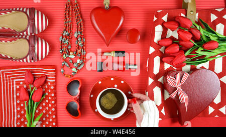 Red feminine Accessoires Reisen shopping Vorbereitung Konzept mit Schuhe, Tasche, Schal und Lippenstift. Stockfoto
