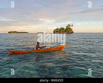 Insel und die lokalen Fischer in gegraben aus Kanu in neuen Georgia Gruppe, Western Province, Solomon Inseln, Südpazifik Stockfoto