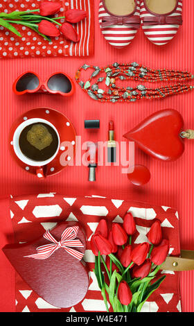 Red feminine Accessoires Reisen shopping Vorbereitung Konzept mit Schuhe, Tasche, Schal und Lippenstift. Stockfoto