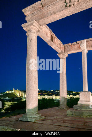 Die beleuchtete Stadt Mauern von Avila aus der Cuatro Postes Denkmal bei Nacht, Avila, Spanien Stockfoto