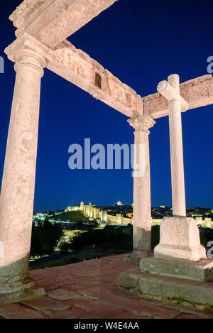 Die beleuchtete Stadt Mauern von Avila aus der Cuatro Postes Denkmal bei Nacht, Avila, Spanien Stockfoto