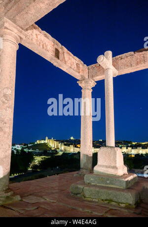 Die beleuchtete Stadt Mauern von Avila aus der Cuatro Postes Denkmal bei Nacht, Avila, Spanien Stockfoto