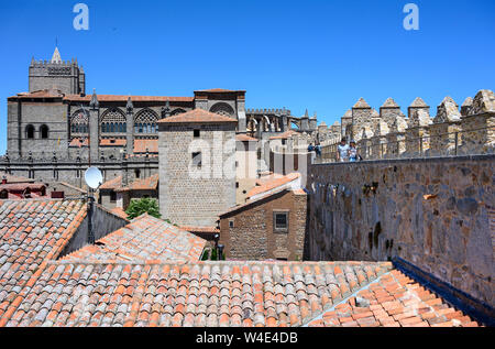 Zu Fuß die medeivil Mauern um die Stadt Avila mit dem Dom im Hintergrund. Avila Castilla y Leon, Spanien Stockfoto