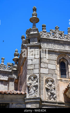 Dekoration und Statuen auf die Außenwände der Kathedrale in Avila, Castilla y Leon, Spanien geschnitzt Stockfoto
